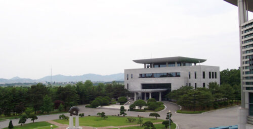 Two Koreas hold working-level talks on upcoming Panmunjom summit