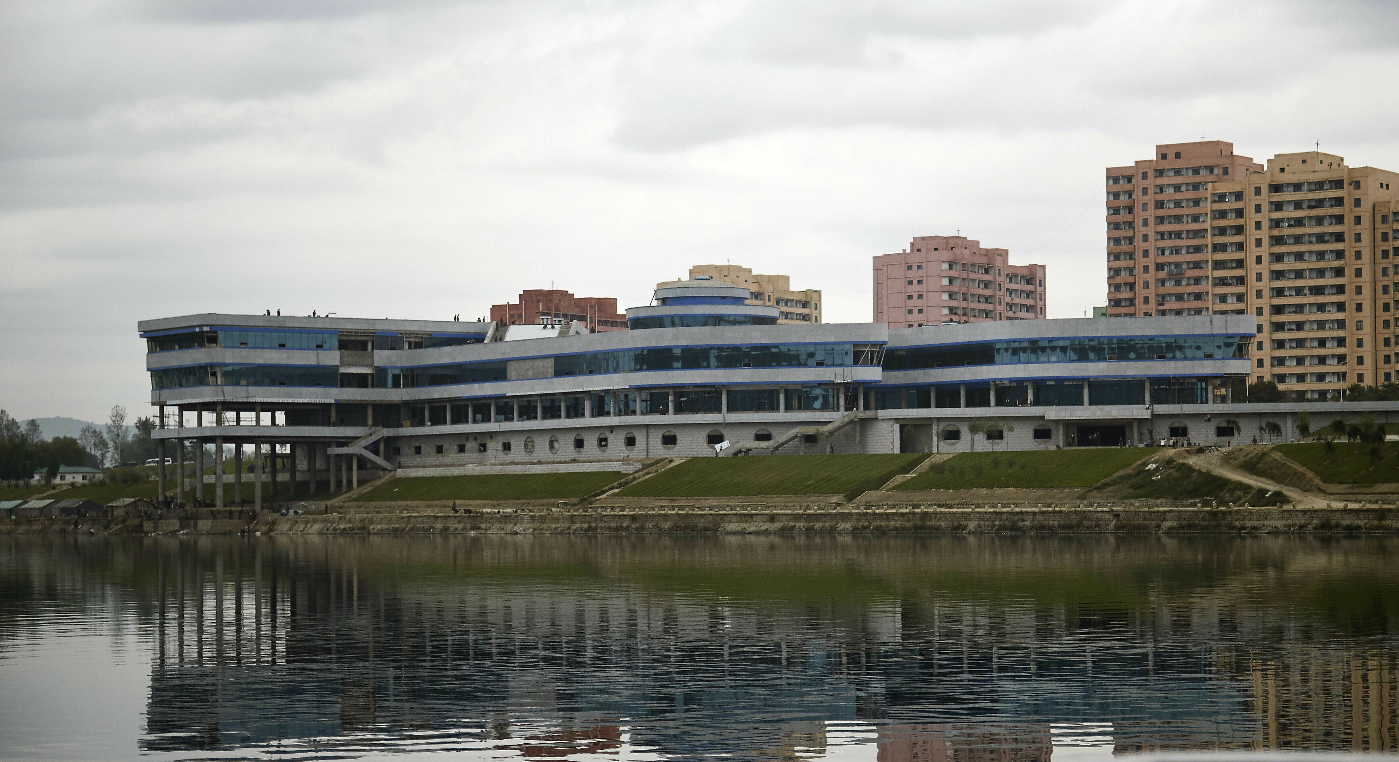 colossal-shopping-complex-close-to-completion-in-pyongyang-nk-news