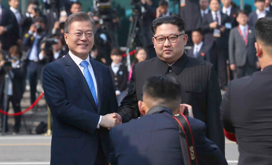 Kim Jong Un and Moon Jae-in share historic first handshake at Panmunjom ...