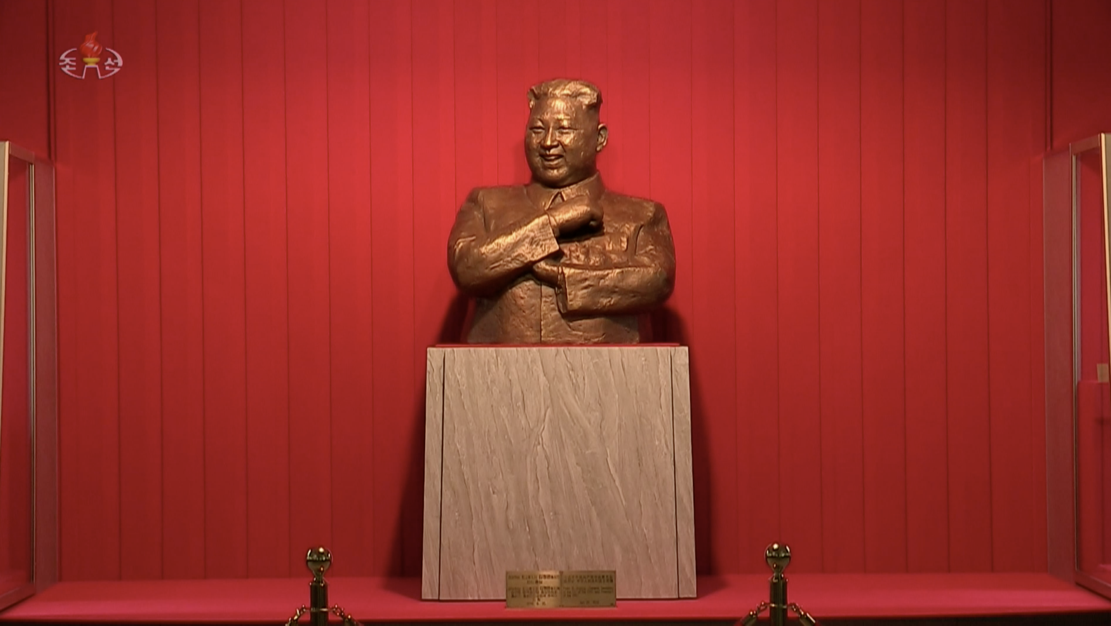 Swords And Statues North Korea Shows Off World Leaders Gifts To Kim Jong Un Nk News