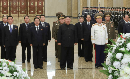 Nine years after taking power, Kim Jong Un visits his father's grave ...