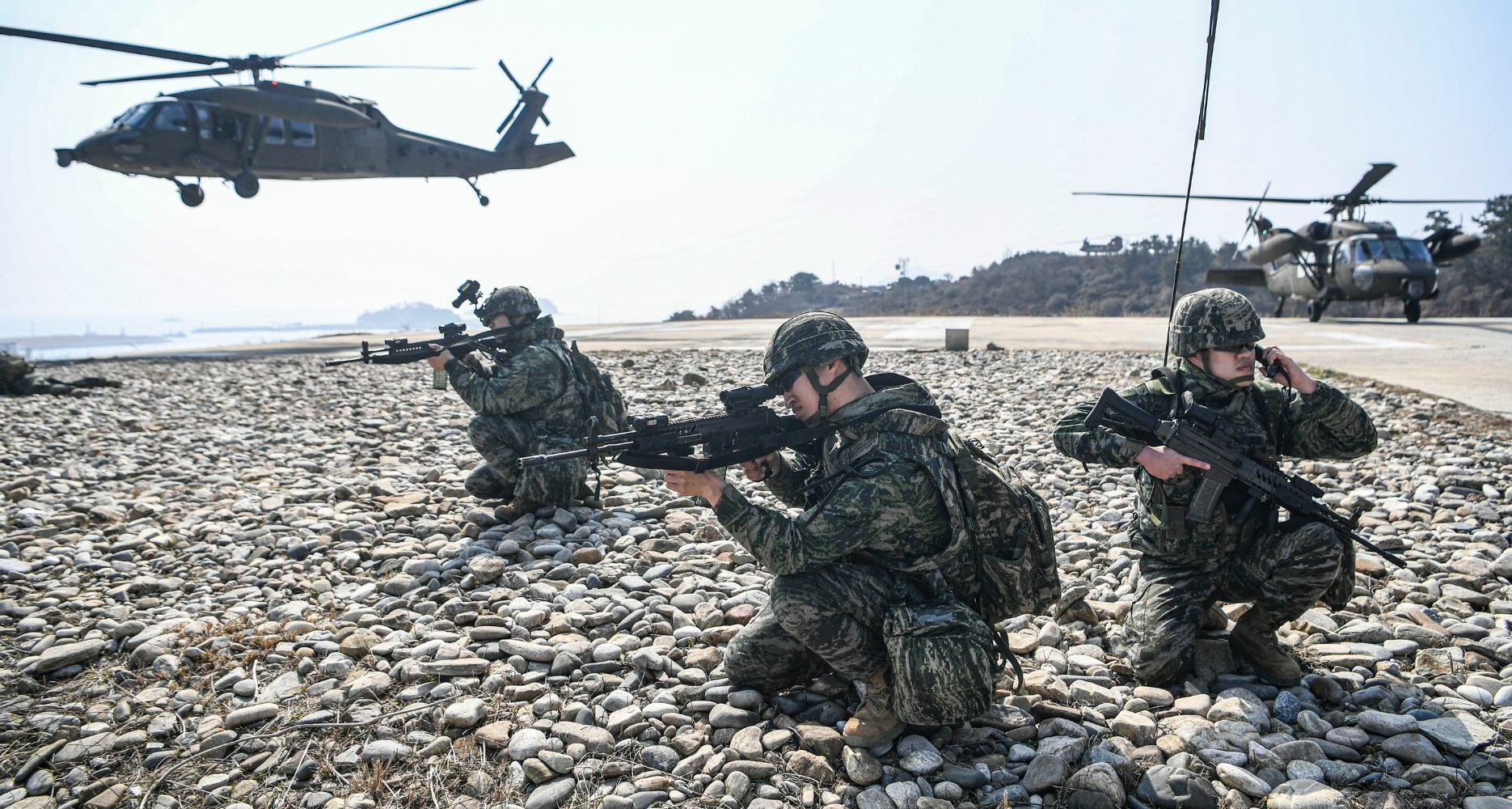 우리 군은 북한의 공격에 대비해 접경도서 방어 훈련을 진행 중이다.